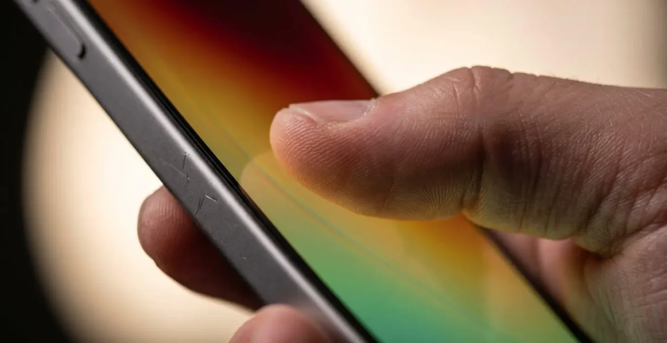Hand hält Smartphone mit visualisierter Daumen-Reichweiten-Zone