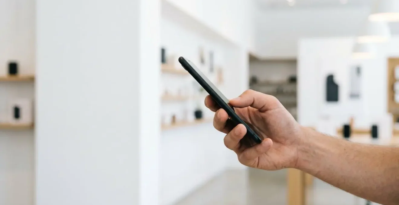 Smartphone mit schwebendem Kaufen-Button und scrollendem Inhalt im Hintergrund